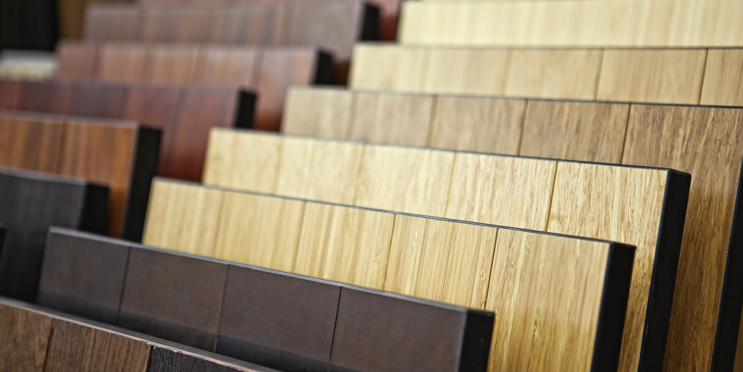 Präsentation von Bodenbelägen in hellen und dunklen Farben aufgestellt in einem Ständer für Bodenmuster.